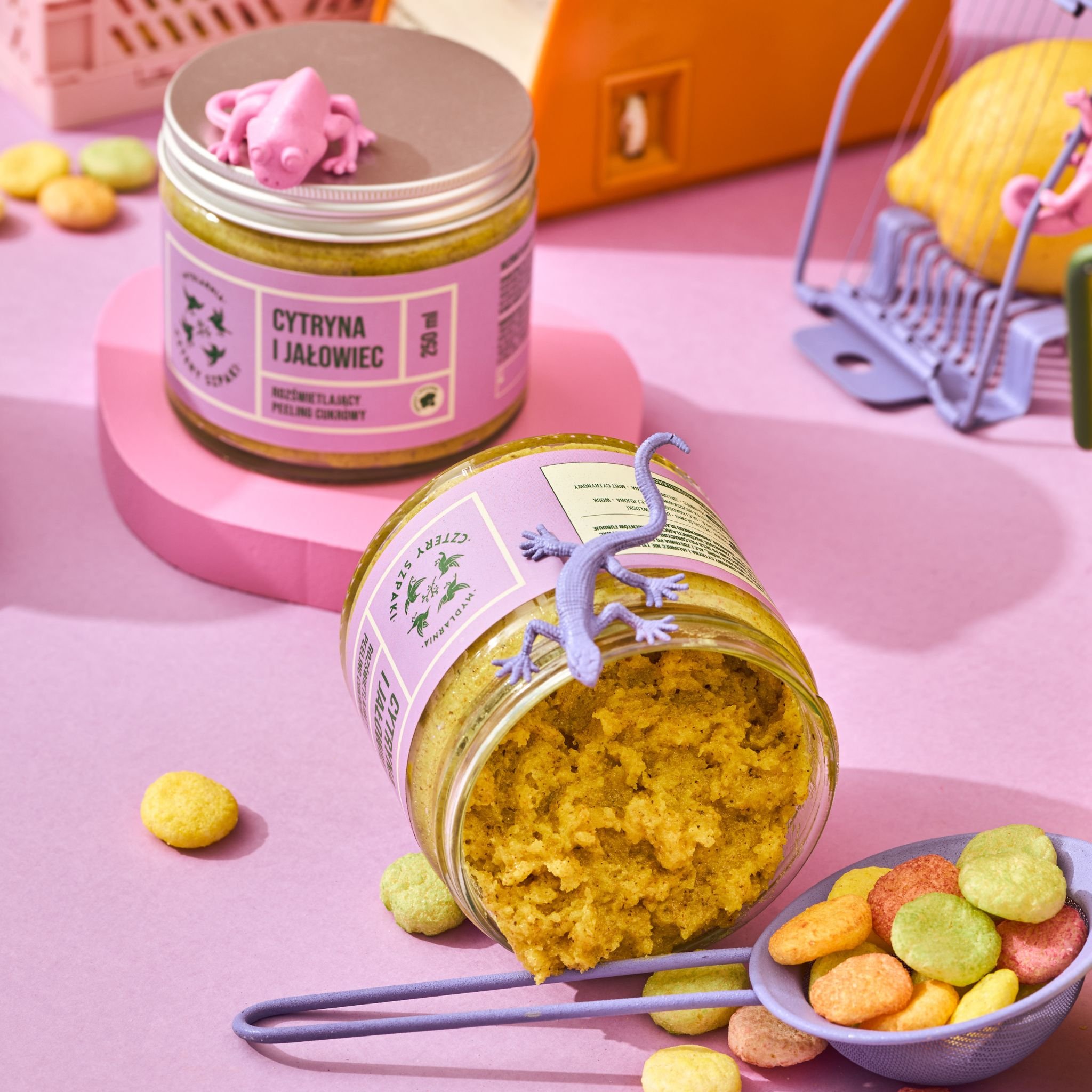 Rozświetlający peeling do ciała Cytryna i Jałowiec 4 Szpaki