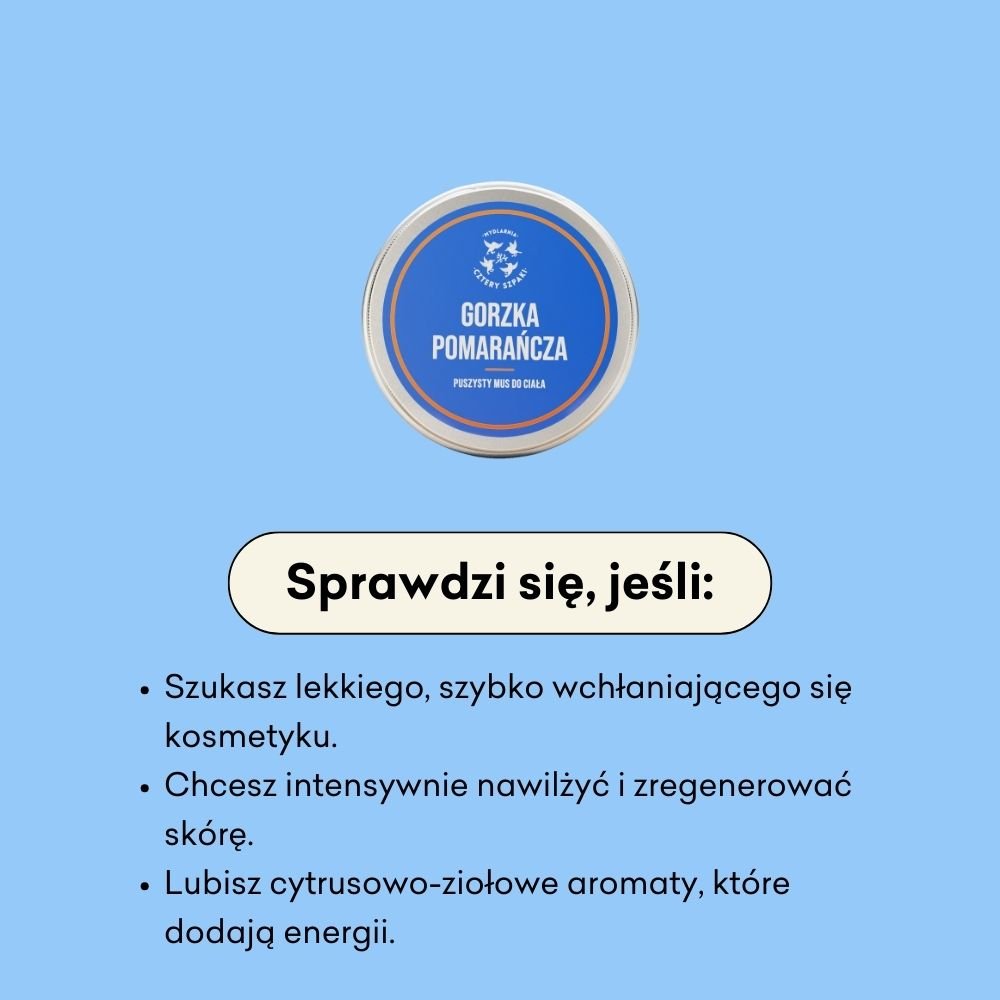 Okrągła puszka musu do ciała „Gorzka Pomarańcza” eksponowana jest na jasnoniebieskim tle, a towarzyszy mu tekst podkreślający jego zalety: lekkość, szybkie wchłanianie, intensywne nawilżenie i dodający energii cytrusowo-ziołowy zapach.