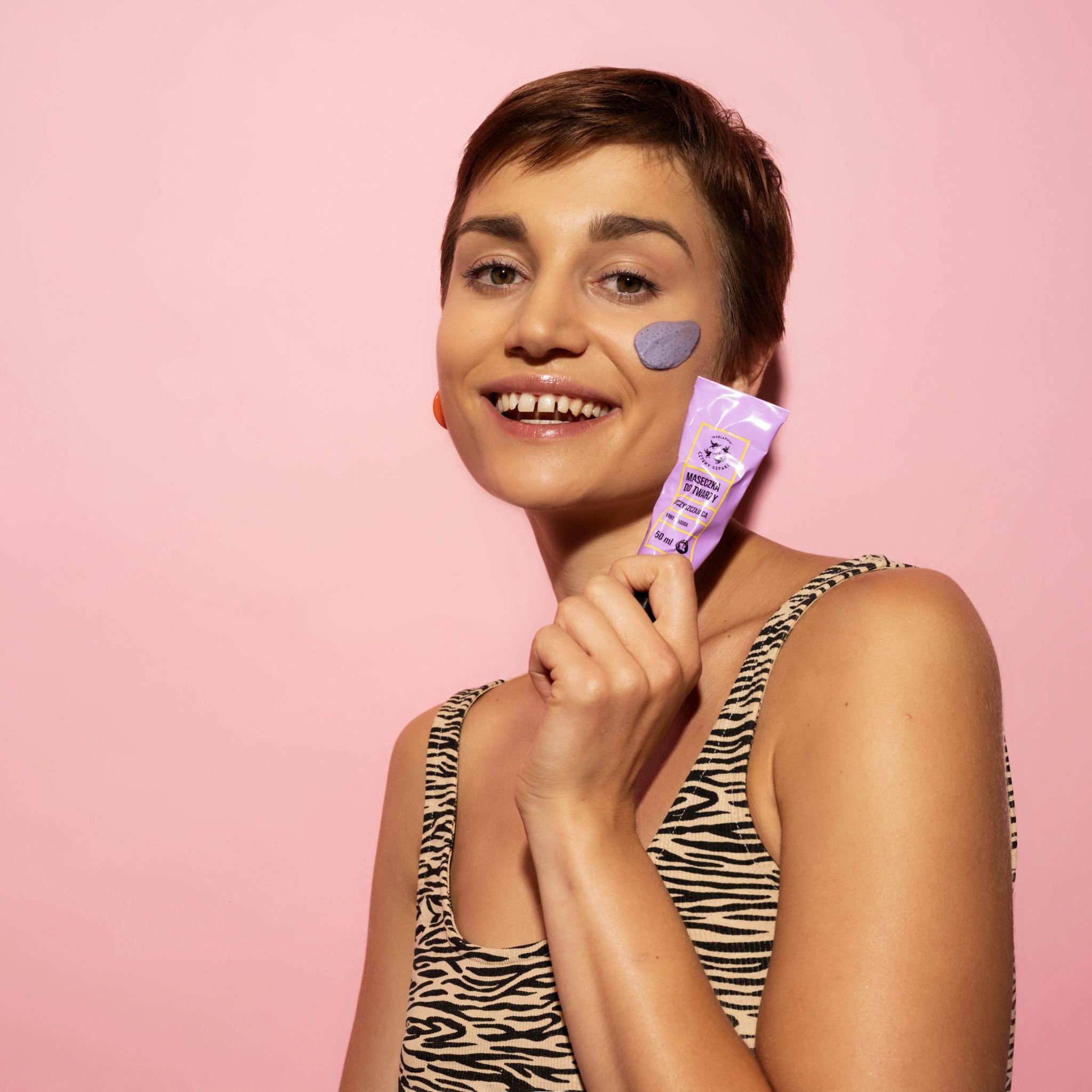 Dziewczyna na różowym tle trzymająca oczyszczająca maseczkę do twarzy Mirt i jagoda, 4 Szpaki