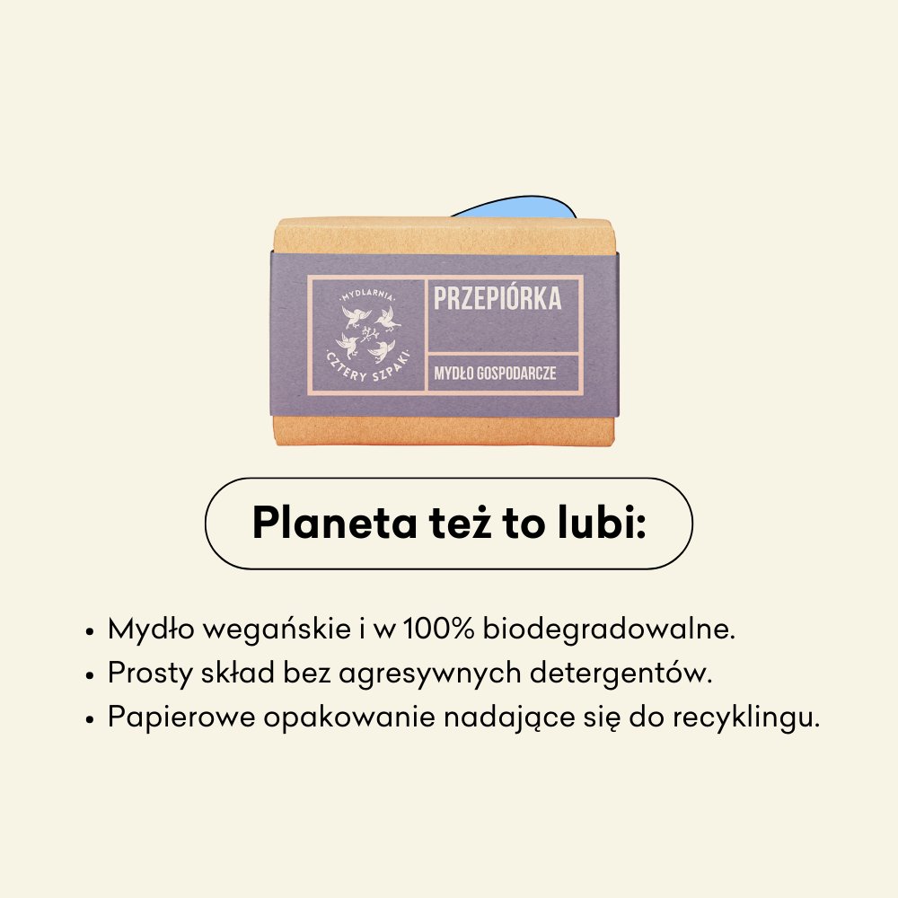Mydło w kostce w ekologicznym opakowaniu z etykietą „Przepiórka” marki Mydlarnia Cztery Szpaki, podkreślające jego wegańskie i w 100% biodegradowalne właściwości. Tekst podkreśla prosty skład, pozbawiony ostrych detergentów i opakowania z papieru nadające