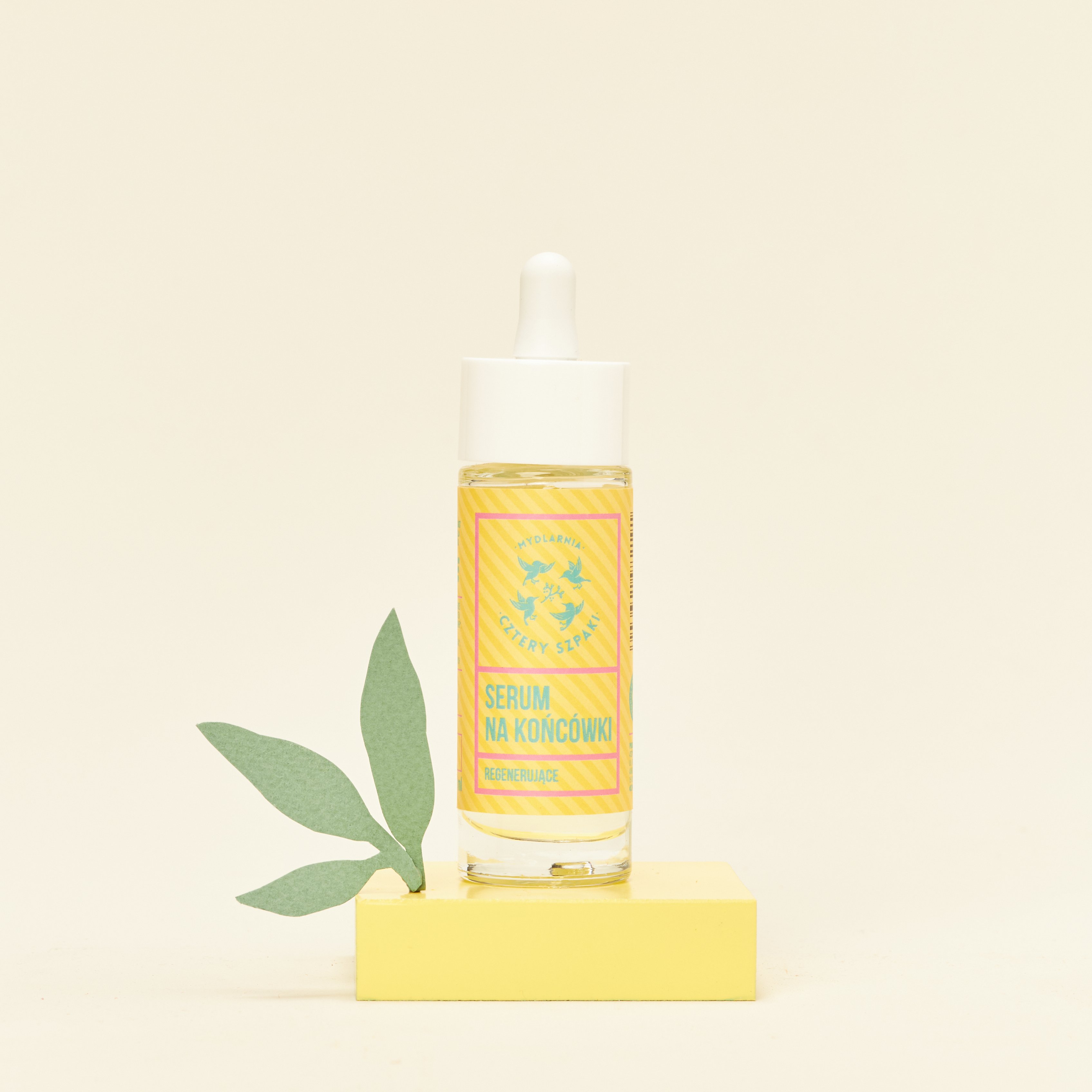 Regenerujące serum na końcówki w szklanej butelce z pipetą