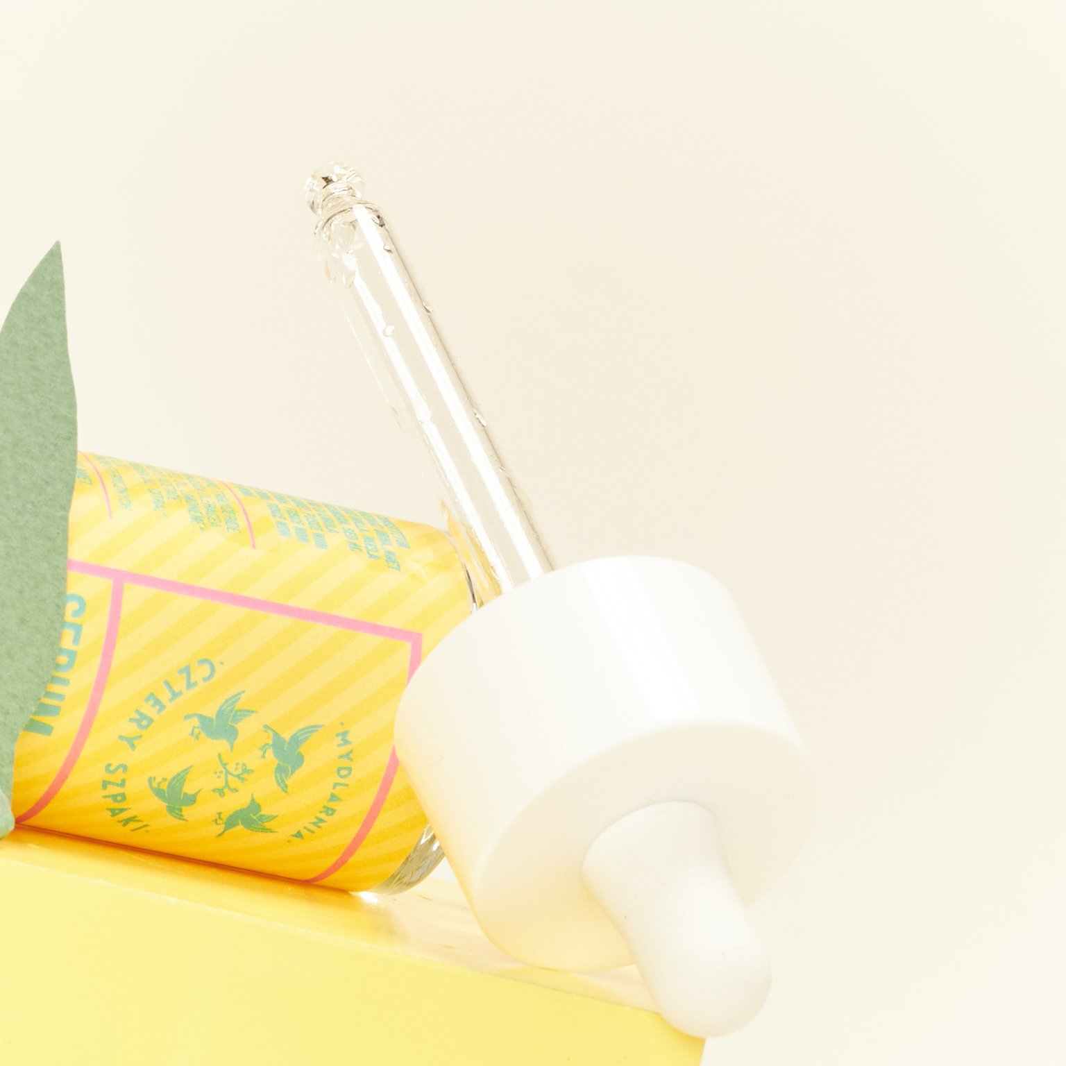 Zbliżenie na serum do końcówek Eukaliptus Cytrynowy.