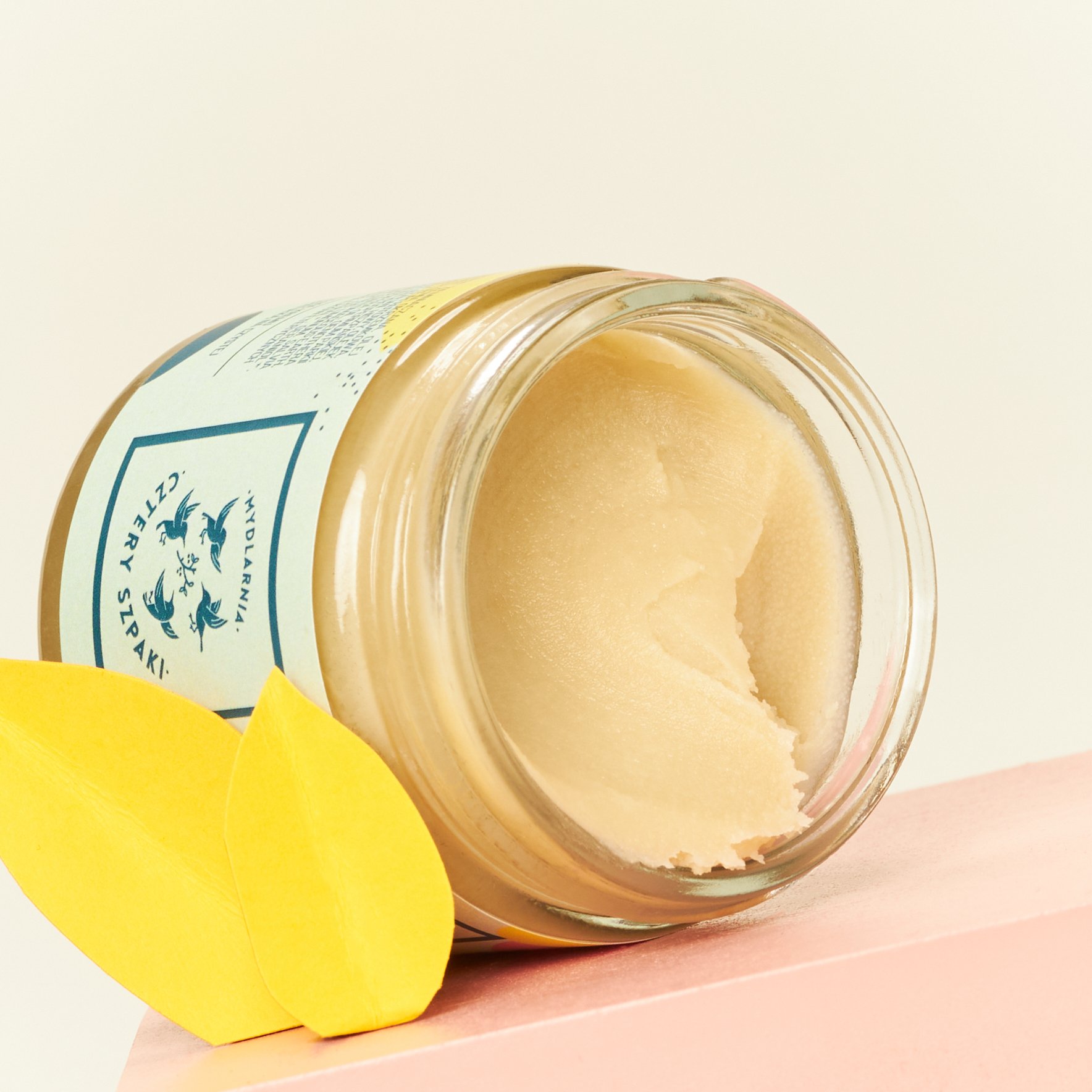 Otwarty słoik naturalnego dezedorantu w kremie cytrusowo-ziołowego 4 Szpaki