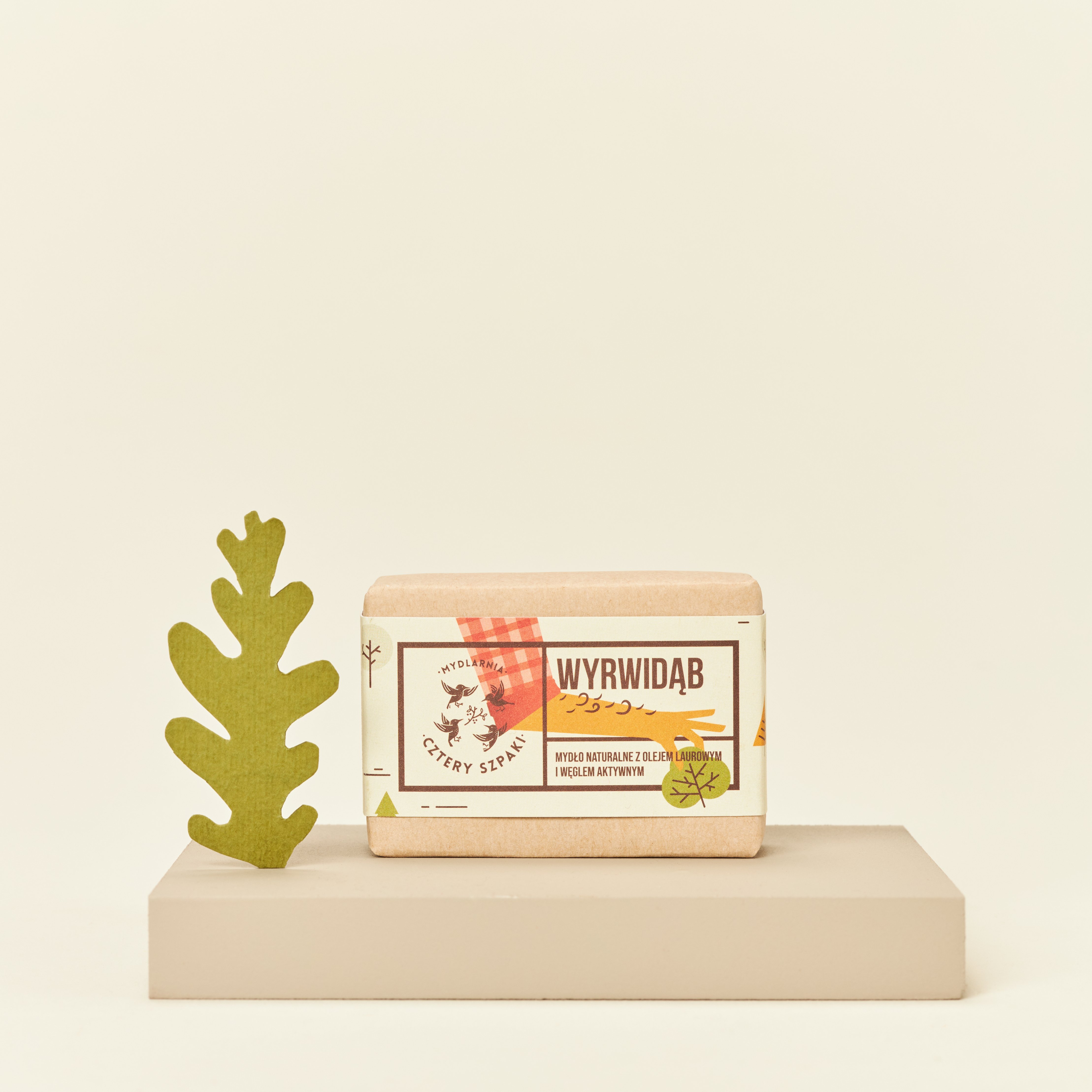 Mydło naturalne z olejem laurowym i węglem aktywnym Wyrwidąb w papierowym opakowaniu, 4 Szpaki