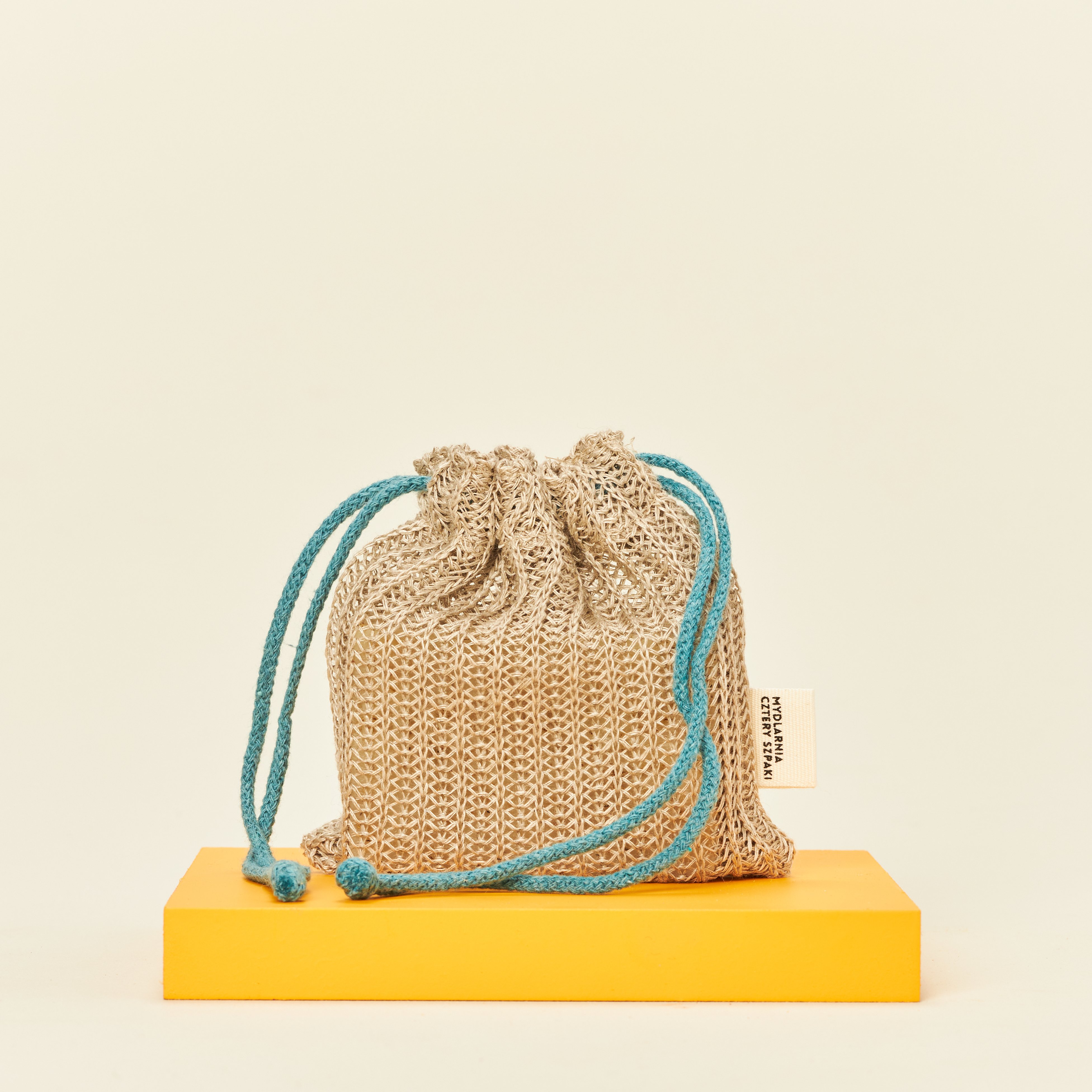 Lniany woreczek z niebieskimi sznurkami na mydło lub szampon w kostce