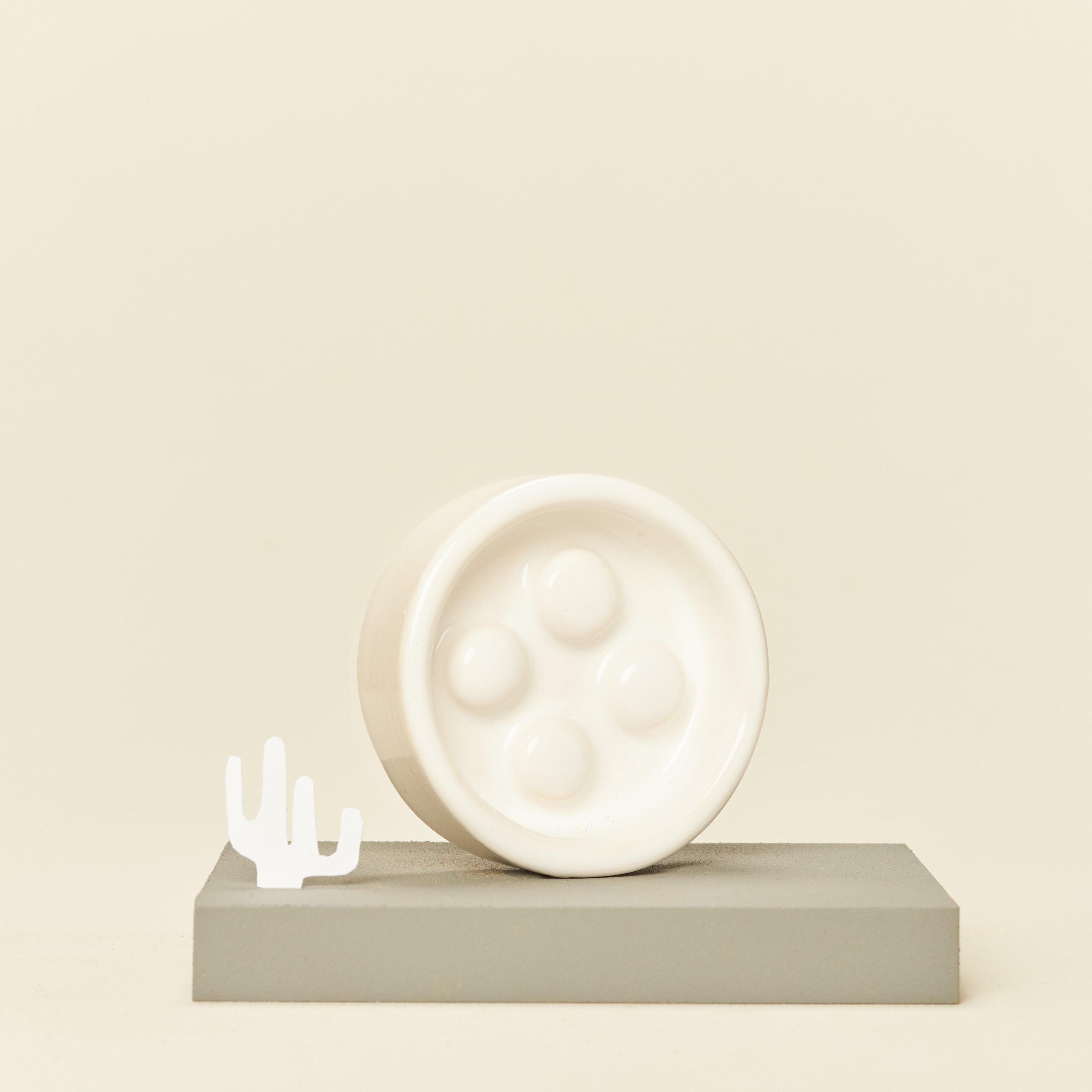 Biała okrągła ceramiczna mydelniczka z wypustkami