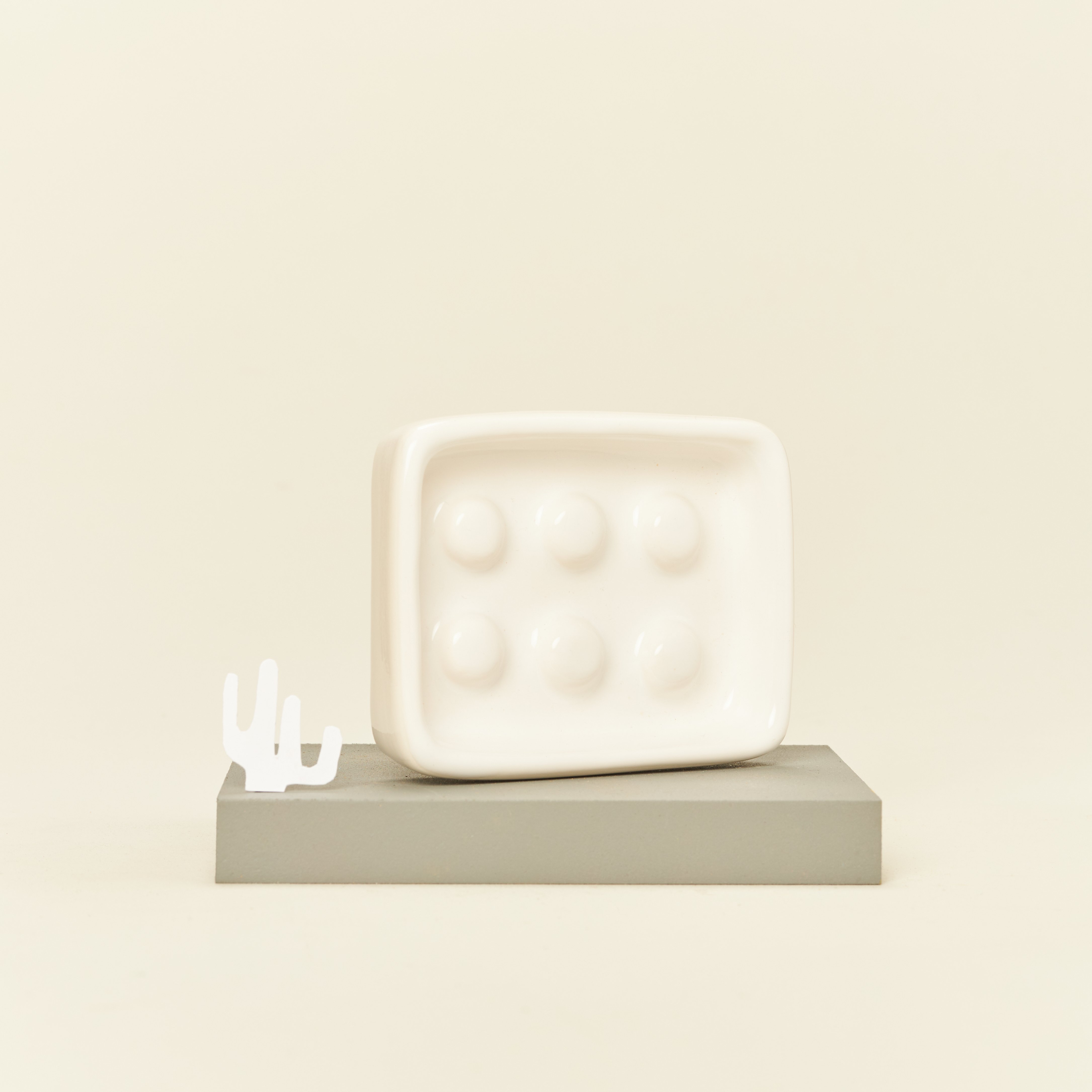 Biała ceramiczna prostokątna mydelniczka z sześcioma wypustkami na dnie
