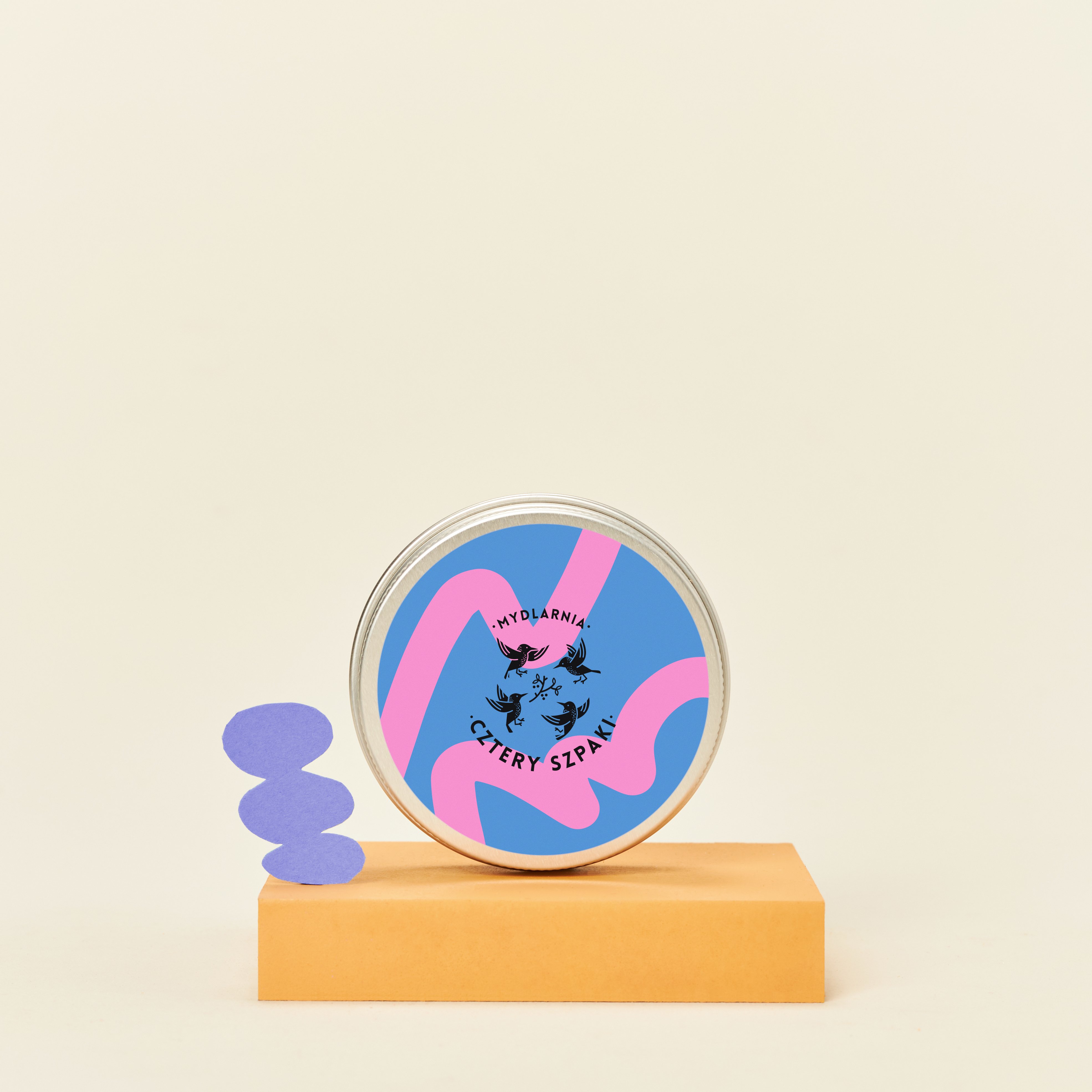 Okrągła aluminiowa puszka na szampon lub odżywkę w kostce z nadrukiem w kolorach niebieskim i różowym oraz czarnym logo, 4 Szpaki