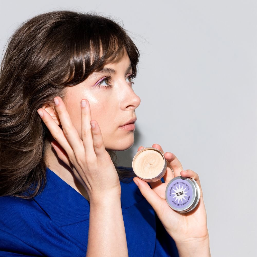 Kasia Sienkiewicz z rozświetlaczem w aluminiowej puszce WENA.