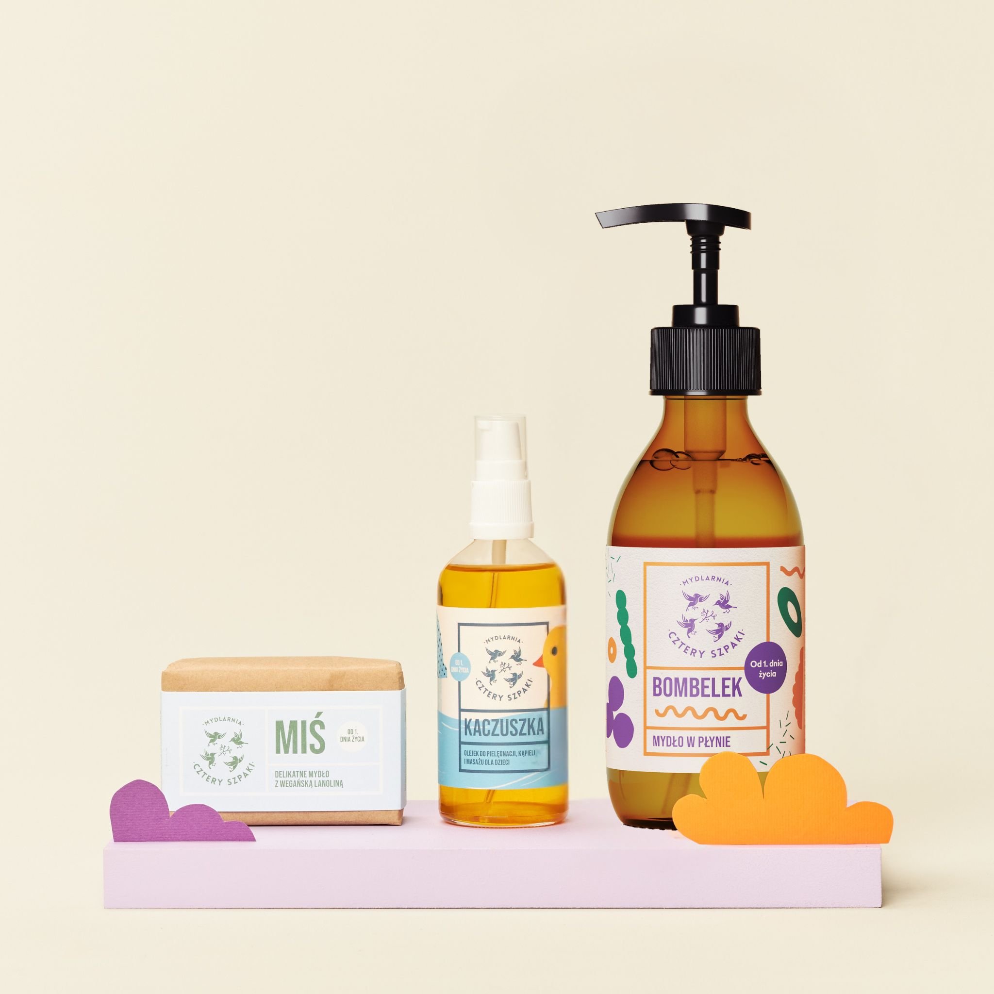 Zestaw Szpaczek z mydłem w płynie Bombelek, olejkiem do pielęgnacji Kaczuszka oraz mydłem w kostce Miś w wegańską lanoliną. 