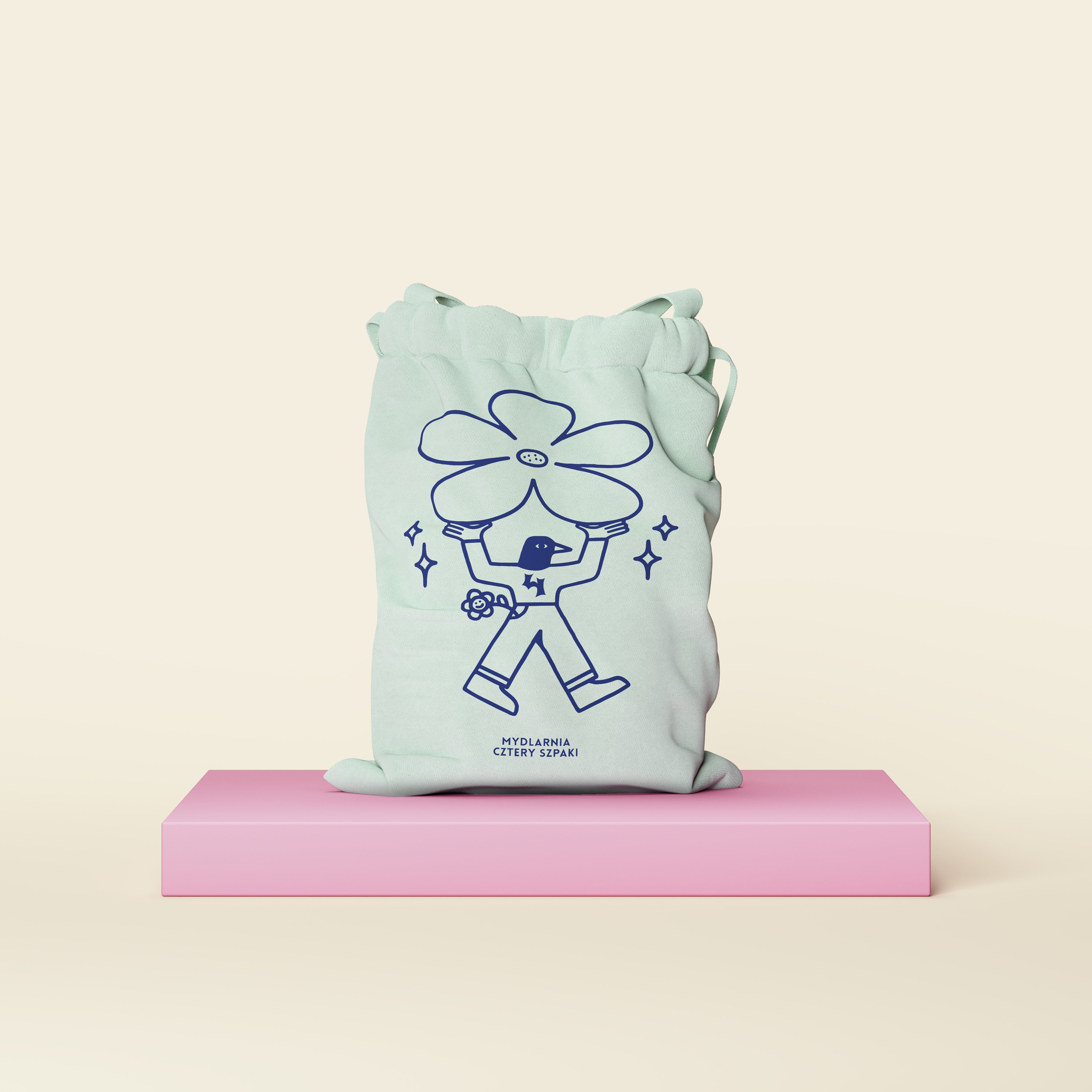 Niebieski woreczek bawełniany z nadrukiem na podeście. 