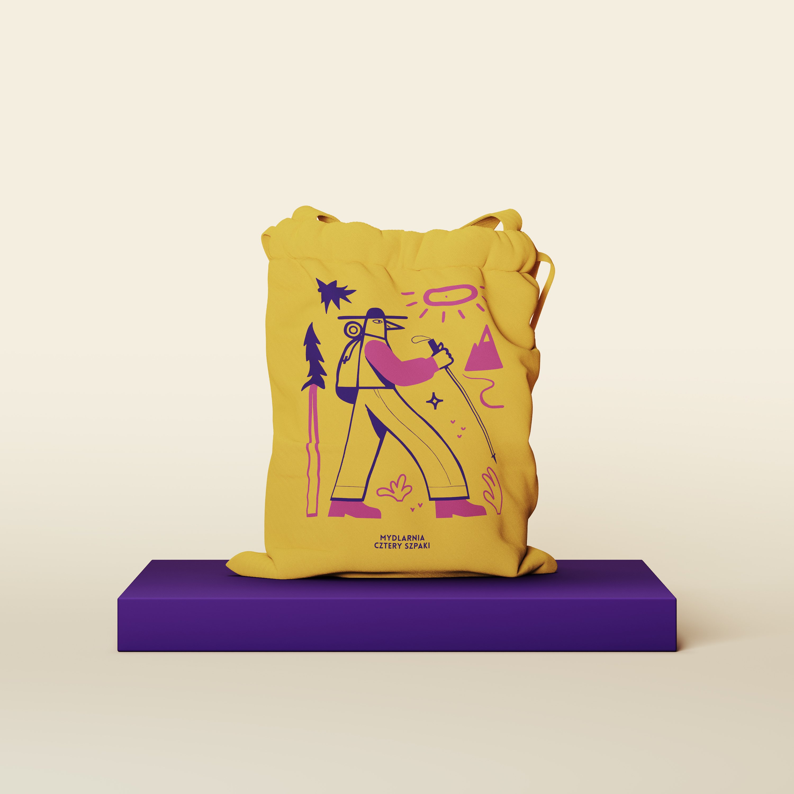 Żółty woreczek z nadrukiem na fioletowym podeście. 