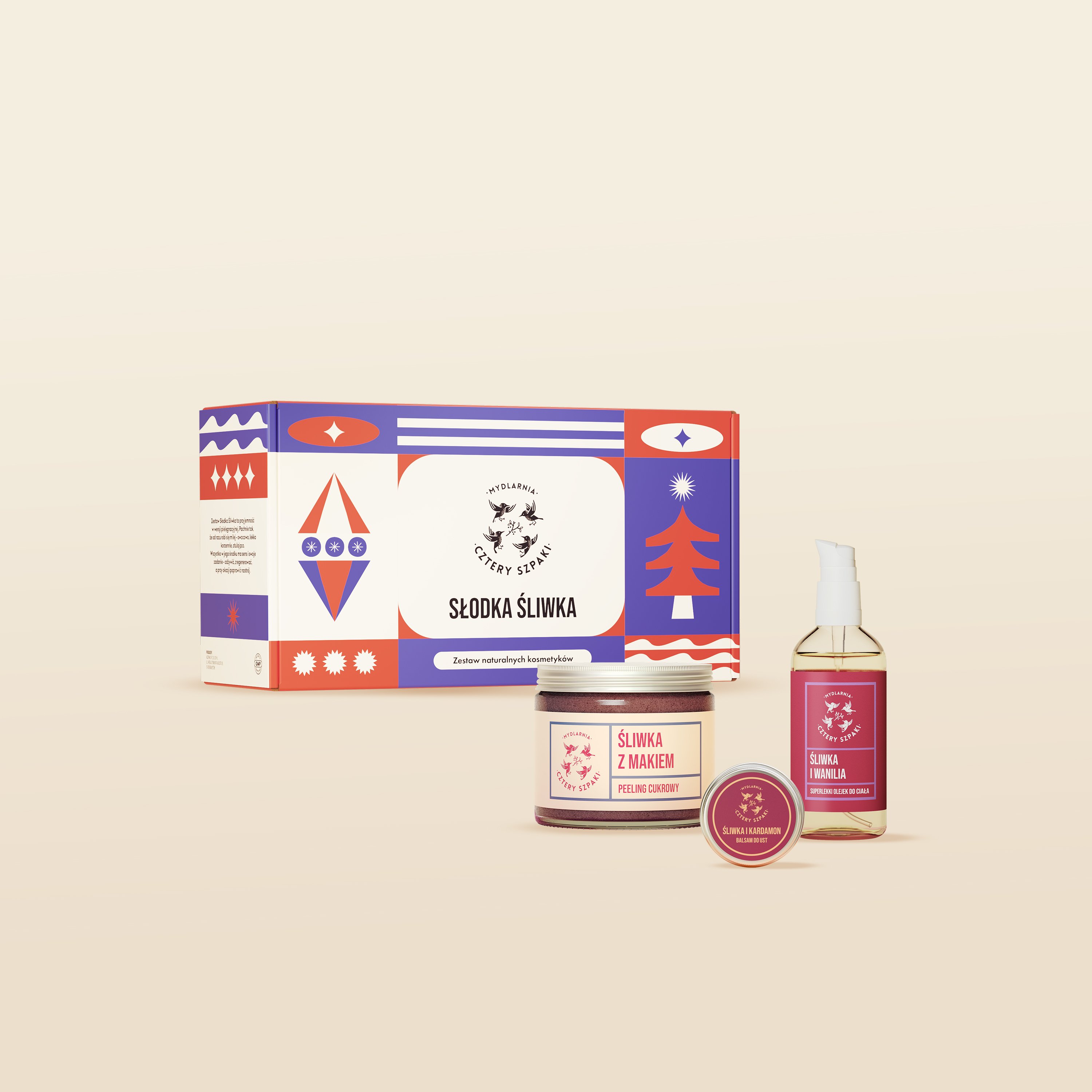 Zestaw świąteczny kosmetyków naturalnych Słodka Śliwka. Opakowanie kartonowe ze świątecznym motywem, peeling cukrowy Śliwka z Makiem w szklanym słoiku, balsam do ust Śliwka i Kardamon w aluminiowym opakowaniu, olejek do ciała Śliwka i Wanilia w szklanej b