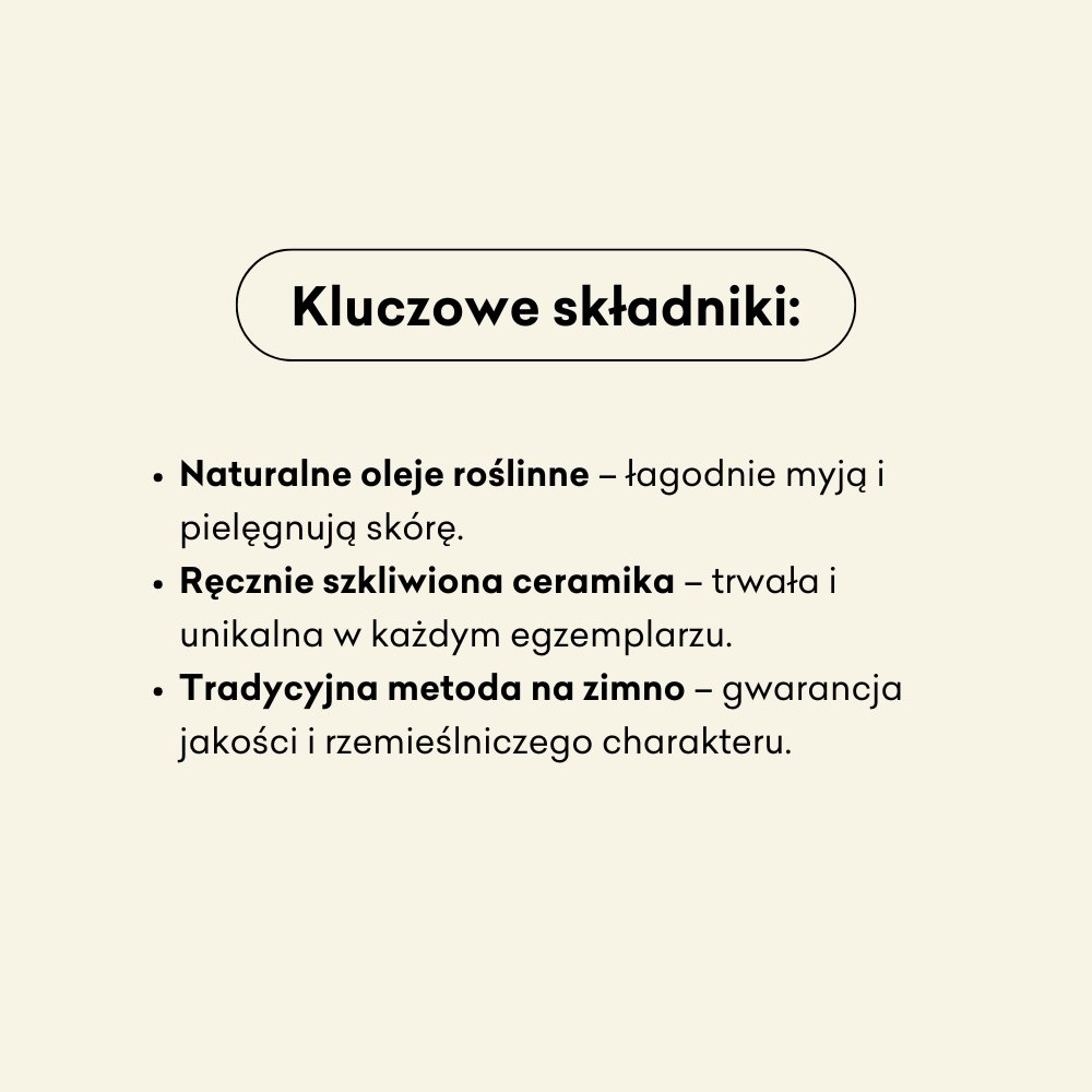 zestaw mydelniczka i dwa mydła infografika kluczowe składniki: naturalne oleje roślinne, ręcznie szkliwiona ceramika, tradycyjna metoda na zimno