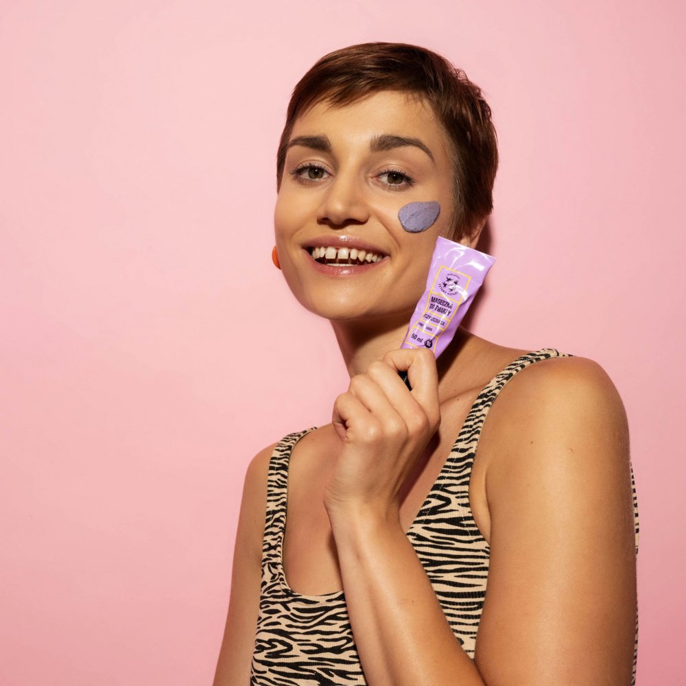 Dziewczyna na różowym tle trzymająca oczyszczająca maseczkę do twarzy Mirt i jagoda, 4 Szpaki