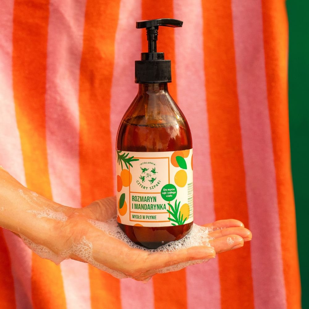 Zdjęcie mydła w płynie Rozmaryn i Mandarynka na tle kolorowego ręcznika. 