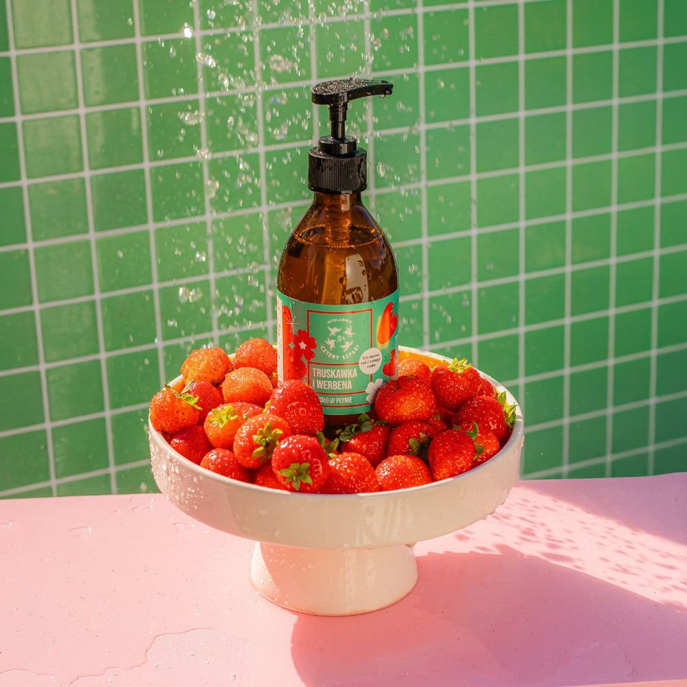 Mydło w płynie Truskawka i Werbena na podeście z truskawkami. 
