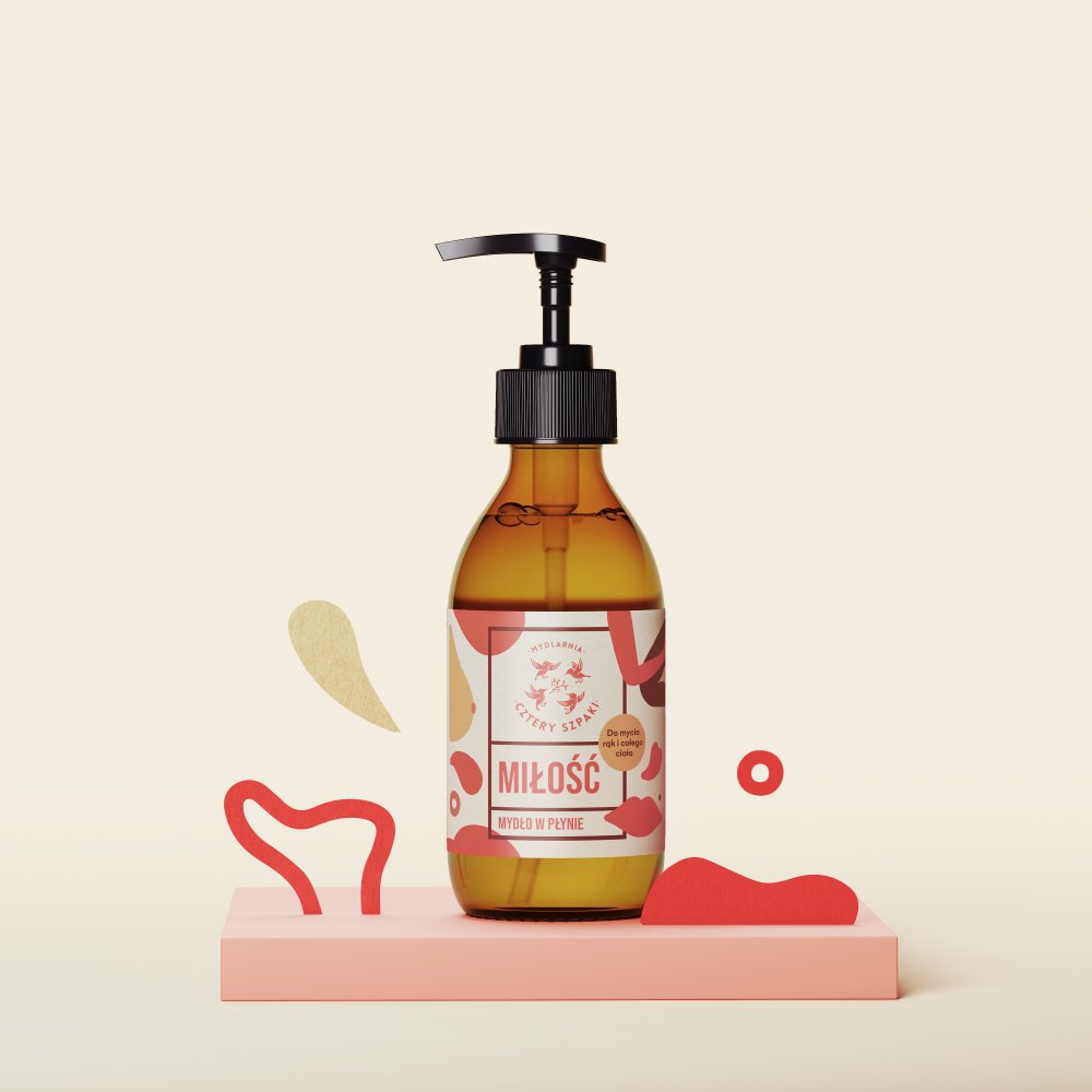 Brązowa butelka mydła w płynie z pompką z napisem „Miłość” stoi na różowej platformie, otoczonej abstrakcyjnymi czerwono-beżowymi kształtami, na jasnokremowym tle.