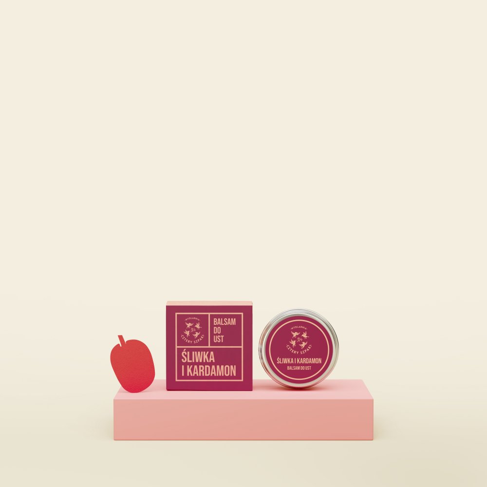 Balsam do ust Śliwka i Kardamon w aluminiowej puszce i w kartoniku. 
