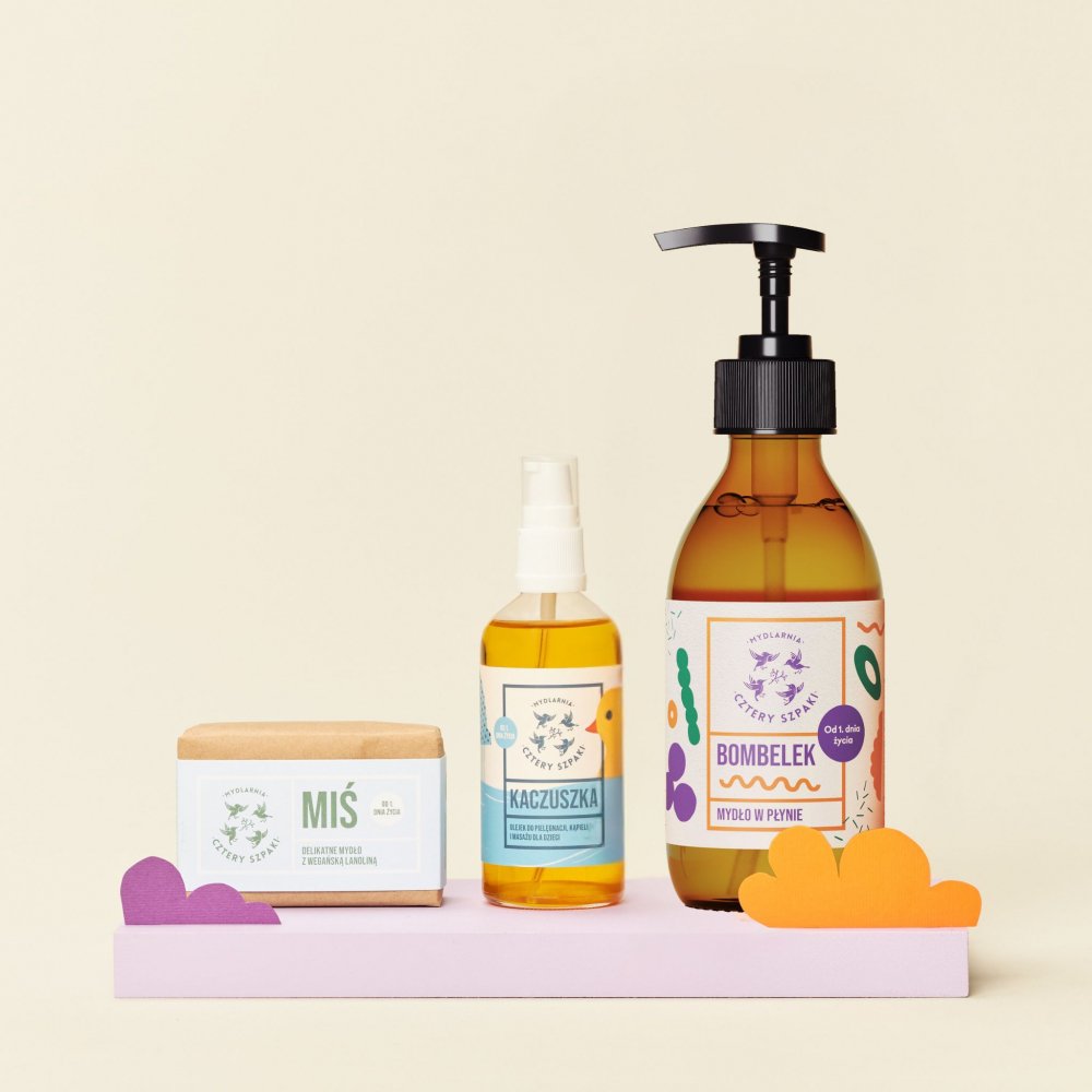Zestaw Szpaczek z mydłem w płynie Bombelek, olejkiem do pielęgnacji Kaczuszka oraz mydłem w kostce Miś w wegańską lanoliną. 