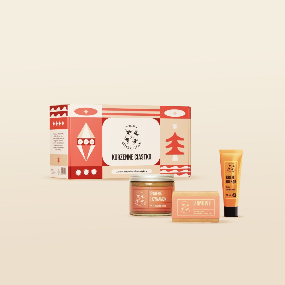 Zestaw świąteczny Korzenne ciastko. Pudełko kartonowe ze świątecznym motywem, krem do rąk w aluminiowej tubie Dynia i Kardamon, mydło w kostce Zimowe w papierowym opakowaniu, peeling cukrowy Świerk i Cynamon w szklanym słoiku z metalową zakrętką. 