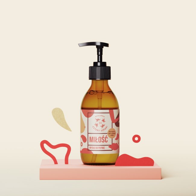 Brązowa butelka mydła w płynie z pompką z napisem „Miłość” stoi na różowej platformie, otoczonej abstrakcyjnymi czerwono-beżowymi kształtami, na jasnokremowym tle.