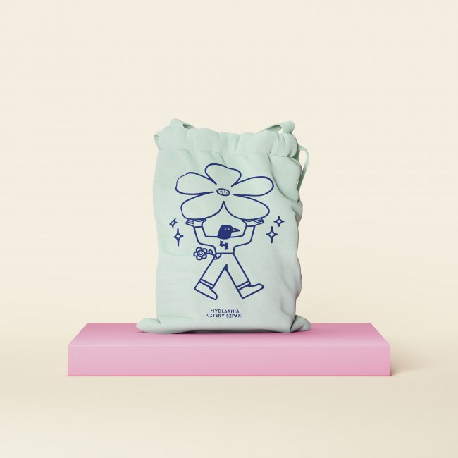 Niebieski woreczek bawełniany z nadrukiem na podeście. 